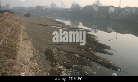 Srinagar, Indiano Kashmir amministrato: 29 dicembre una vista del fiume Jhelum vicino Houseboats galleggiante sul parzialmente essiccato dopo le inondazioni Devasting hits valle del Kashmir migliaia di case danneggiate e centinaia di morti (©Sofi Suhail/Alamy Live News ) Foto Stock