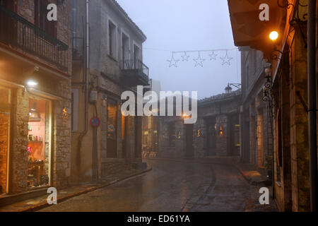 Il calare della notte su misty Arachova, il più popolare località turistica invernale in Grecia, monte Parnassos, VIOTIA, GRECIA CENTRALE. Foto Stock