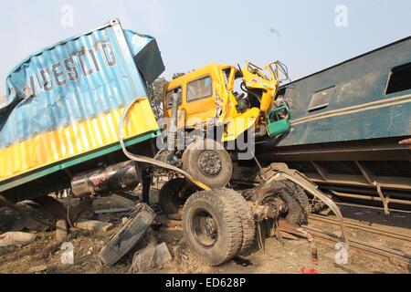 Dacca in Bangladesh. 29 dic 2014. Dacca in Bangladesh 29 dicembre, 2014 sei persone tra cui la donna sono stati uccisi come un treno deragliato dopo essere stato colpito da un oggetto van vicino Kamalapur container terminal a Dhaka il 29 dicembre, Dhaka, Bangladesh. Secondo la relazione di media, il camion ha provato la linea ferroviaria quando cadde nella parte anteriore del treno proveniente da Narayangaj intorno a 1pm, il governo la Polizia Ferroviaria di scavare Mollik Fakhrul Islam detto. Foto: ©Monirul Alam © Monirul Alam/ZUMA filo/Alamy Live News Foto Stock