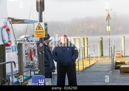 Lago di Windermere, Cumbria, Regno Unito. Il 29 dicembre, 2014. La nebbia impedisce il lago Windermere crociere da prendere per passeggero round viaggi isole .come di 12.30. Ancora in attesa per vedere se si libera come hanno fatto le prenotazioni per il 1000 turisti cinesi , ma la sicurezza primo credito: Gordon Shoosmith/Alamy Live News Foto Stock