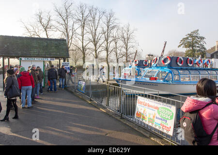 Lago di Windermere, Cumbria, Regno Unito. Il 29 dicembre, 2014. La nebbia impedisce il lago Windermere crociere da prendere per passeggero round viaggi isole .come di 12.30. Ancora in attesa per vedere se si libera come hanno fatto le prenotazioni per il 1000 turisti cinesi , ma la sicurezza primo credito: Gordon Shoosmith/Alamy Live News Foto Stock