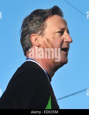 Chadlington, Oxfordshire, Regno Unito. Il 29 dicembre, 2014. Primo Mininster David Cameron dopo la concorrenza nel grande Brook Run che inizia e termina all'tite Inn, Chadlington, Oxfordshire, Regno Unito. Credito: Denis Kennedy/Alamy Live News Foto Stock