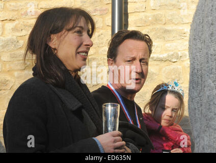 Chadlington, Oxfordshire, Regno Unito. Il 29 dicembre, 2014. Primo Mininster David Cameron con la moglie Samantha e figlia Firenze dopo la concorrenza nel grande Brook Run che inizia e termina all'tite Inn, Chadlington, Oxfordshire, Regno Unito. Credito: Denis Kennedy/Alamy Live News Foto Stock