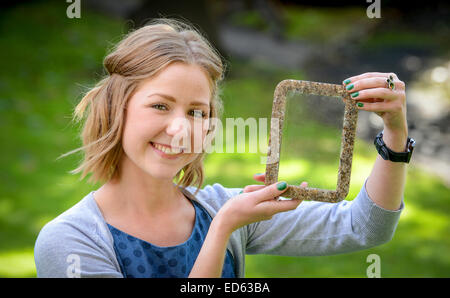 Università di Brighton graduate Amanda cotone chi è il photo frame usando baby placente. Foto Stock