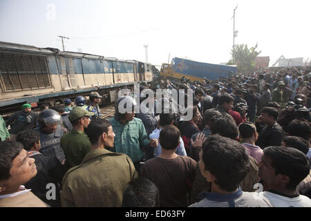 Dacca in Bangladesh. 29 dic 2014. Popolo del Bangladesh raccogliere dopo un autocarro conficcata in un treno passeggeri a Dhaka, nel Bangladesh, Lunedi, Dicembre 29, 2014. Diverse persone sono state uccise e più di 20 altri sono stati feriti in incidente lunedì. Dacca in Bangladesh Credito: Suvra Kanti Das/ZUMA filo/ZUMAPRESS.com/Alamy Live News Foto Stock