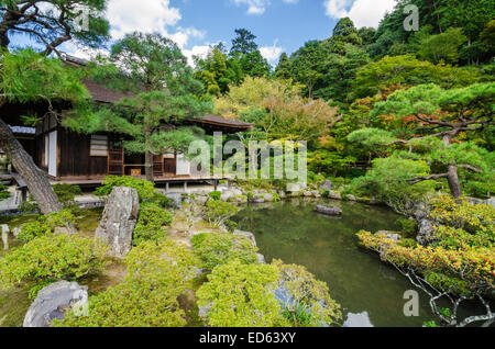 La Togu-fare Hall e uno stagno a Ginkaku-ji, conosciuto anche come Tempio del Padiglione di Argento, Kyoto, Kansai, Giappone Foto Stock