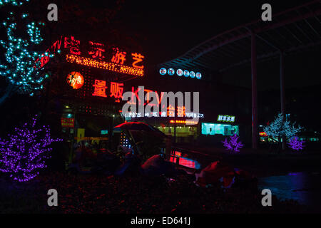 Hangzhou, Cina - 3 Dicembre 2014: colorati Cinese pubblicità al neon. Notte street view Foto Stock