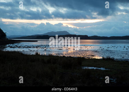 Paesaggio scozzese come gli ultimi raggi di sole della sera accendono il suono Seil il giorno di Natale Foto Stock