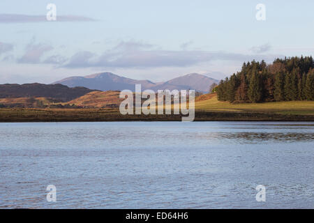 Paesaggio scozzese vista guardando ad ovest di Seil,Isola di fronte Seil audio su una calma giorno chiaro con montagne in lontananza Foto Stock