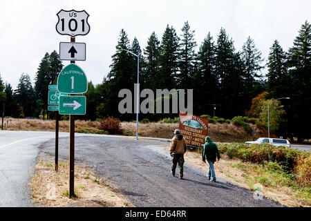 Incrocio dell'Autostrada 101 e l'autostrada 1 fuori Leggett California USA Foto Stock