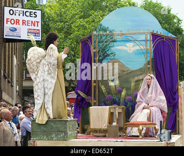 La strada annuale processione dalla Chiesa italiana contiene molti galleggianti con tableaux di varie scene bibliche. Foto Stock