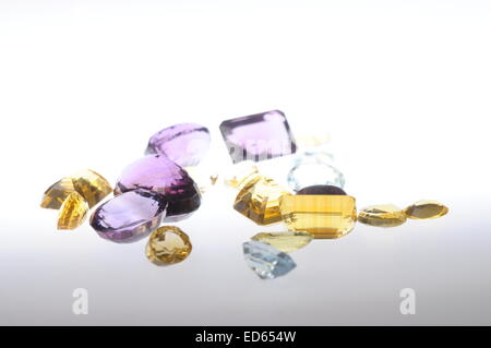 Molte delle gemme su sfondo chiaro : ametista, diamante, acquamarina, il citrino, ambra Foto Stock