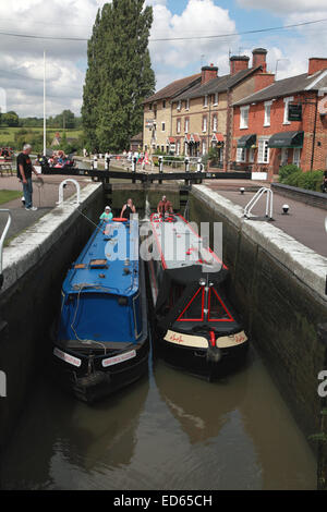 Due narrowboats nella parte superiore della serratura del Grand Union Canal dalla Stoke Bruerne Canal Museum, Northamptonshire Foto Stock