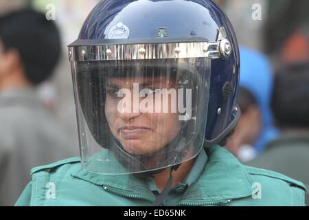 Dacca in Bangladesh. 29 dic 2014. Dacca in Bangladesh, DEC, 2014 funzionari di sicurezza sorriso e stare in guardia le strade nella parte anteriore del BNP party ufficio durante la nazione ampia alba al crepuscolo sciopero a Dhaka, nel Bangladesh, 29 dicembre 2014. Il Bangladesh Partito Nazionalista (BNP) led 20 partito di opposizione alleanza ha chiamato per lo sciopero per sottolineare le loro richieste per nuove elezioni al di sotto di una amministrazione ad interim. La maggior parte dei negozi, aziende, scuole e collegi sono rimaste chiuse durante lo sciopero. ©Monirul Alam © Monirul Alam/ZUMA filo/Alamy Live News Foto Stock