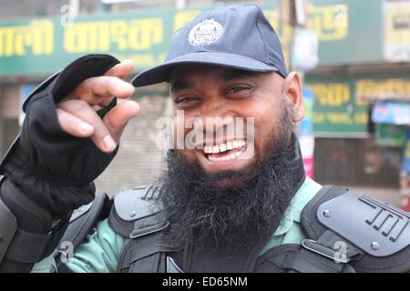 Dacca in Bangladesh. 29 dic 2014. Dacca in Bangladesh, DEC, 2014 funzionari di sicurezza sorriso e stare in guardia le strade nella parte anteriore del BNP party ufficio durante la nazione ampia alba al crepuscolo sciopero a Dhaka, nel Bangladesh, 29 dicembre 2014. Il Bangladesh Partito Nazionalista (BNP) led 20 partito di opposizione alleanza ha chiamato per lo sciopero per sottolineare le loro richieste per nuove elezioni al di sotto di una amministrazione ad interim. La maggior parte dei negozi, aziende, scuole e collegi sono rimaste chiuse durante lo sciopero. ©Monirul Alam © Monirul Alam/ZUMA filo/Alamy Live News Foto Stock