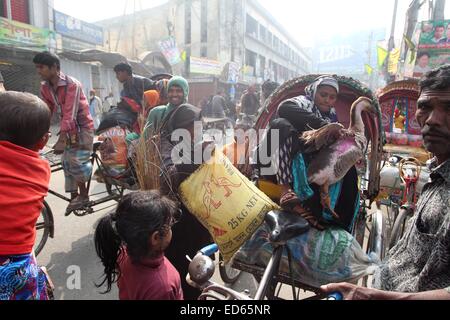 Dacca in Bangladesh. 29 dic 2014. Dacca in Bangladesh, DEC, 2014 famiglia bengalese arrivare formano il villaggio nella città di Dhaka durante la nazione ampia alba al crepuscolo sciopero a Dhaka, nel Bangladesh, 29 dicembre 2014. Il Bangladesh Partito Nazionalista (BNP) led 20 partito di opposizione alleanza ha chiamato per lo sciopero per sottolineare le loro richieste per nuove elezioni al di sotto di una amministrazione ad interim. La maggior parte dei negozi, aziende, scuole e collegi sono rimaste chiuse durante lo sciopero. ©Monirul Alam © Monirul Alam/ZUMA filo/Alamy Live News Foto Stock