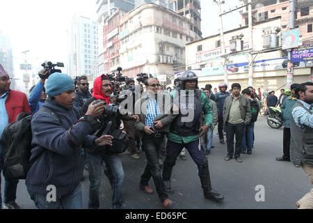 Dacca in Bangladesh. 29 dic 2014. Dacca in Bangladesh, DEC, 2014 bangladese la polizia ha arrestato unindents persone nella parte anteriore del BNP ufficio durante la nazione ampia alba al crepuscolo sciopero a Dhaka, nel Bangladesh, 29 dicembre 2014. Il Bangladesh Partito Nazionalista (BNP) led 20 partito di opposizione alleanza ha chiamato per lo sciopero per sottolineare le loro richieste per nuove elezioni al di sotto di una amministrazione ad interim. La maggior parte dei negozi, aziende, scuole e collegi sono rimaste chiuse durante lo sciopero. ©Monirul Alam © Monirul Alam/ZUMA filo/Alamy Live News Foto Stock