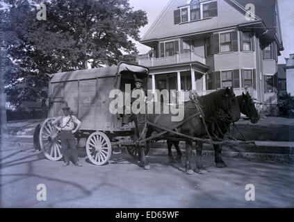 Antique circa 1905 fotografia, del cavallo e del carro dell'Highland Cooperativa Società di ghiaccio di 262 Gardner St, West Roxbury, Boston, Massachusetts, USA. Foto Stock