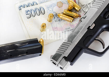 Dettaglio della pistola a proiettile su ceca sfondo banconote Foto Stock