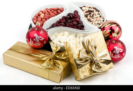 Red decorazione di Natale e scatola dorata con nastro Foto Stock
