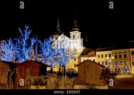 Decorazioni di Natale in città notte Jihlava, Repubblica Ceca Vysocina Foto Stock