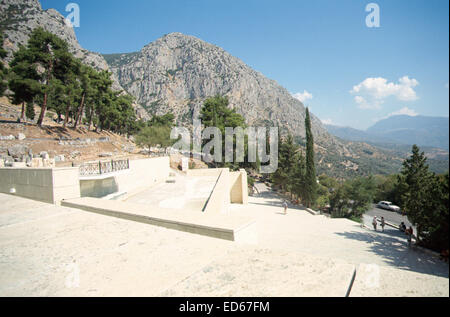 Panorama delle montagne di Delphi e valle sotto il cielo blu in Grecia Foto Stock