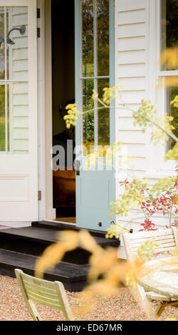 Porte blu pallido che si aprono su un giardino di campagna a Rye, East Sussex, UK Foto Stock