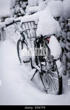 Zurigo, Svizzera. 29 dic 2014. Una coperta di neve bicicletta parcheggiata su un marciapiede in Zurigo. Credito: Erik Tham/Alamy Live News Foto Stock