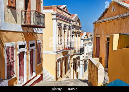 Un vicolo con le case colorate di città alta (Chorio) di Symi Island, Grecia Foto Stock