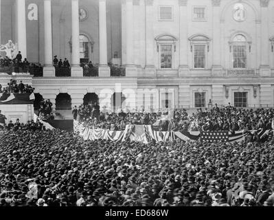 Presidente McKinley facendo il suo discorso inaugurale vicino ala del senato del portico orientale degli Stati Uniti Capitol., 4 marzo, 1897. Inaugurazione Foto Stock