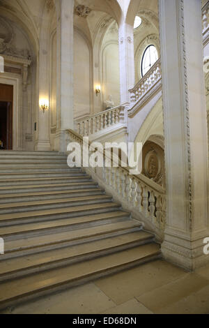 Scala vuota al museo del Louvre Foto Stock