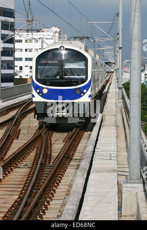 Blue Sky in treno arrivando alla stazione di Bangkok in Thailandia Foto Stock