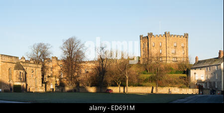 Una vista panoramica di Durham University Library e il castello di tenere dal palazzo verde in Durham City North East England, Regno Unito Foto Stock