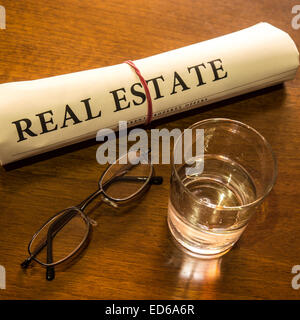 Immobiliare di giornale sulla scrivania Foto Stock