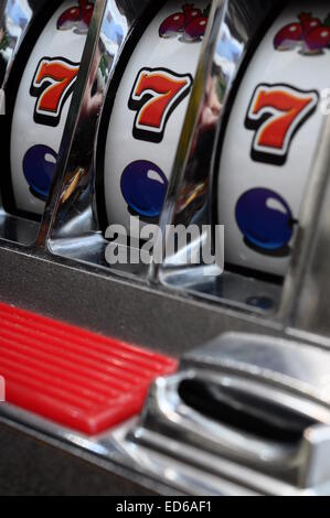 Chiudere fino a tre sette jackpot casino slot machine Foto Stock