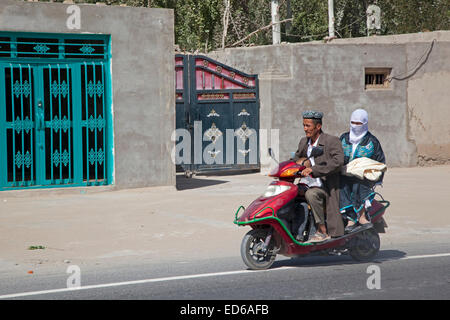 Uomo seduto su uno scooter e indossa un casco Foto stock - Alamy