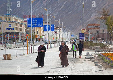 Donne tibetane in abito tradizionale indossando anti-inquinamento / maschere antipolvere in Yushu Città, Provincia di Qinghai, Cina Foto Stock
