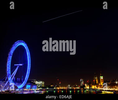 La Stazione Spaziale Internazionale viaggia su Londra cielo notturno. Foto Stock