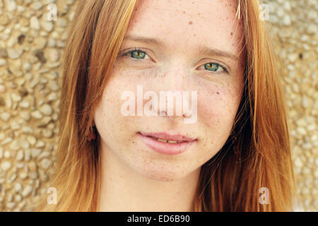 Closeup Ritratto di giovane e bella ragazza redhead Foto Stock