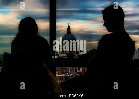 Silhouette di coppia in cafe con la Cattedrale di St Paul in background Foto Stock