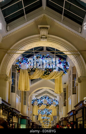 Le decorazioni di Natale in Burlington Arcade di Londra, Regno Unito. Foto Stock