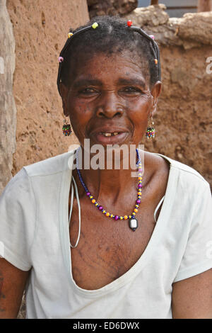 Donna anziana del Gambaga, Ghana, con i tribali tatuaggio sul viso Foto Stock