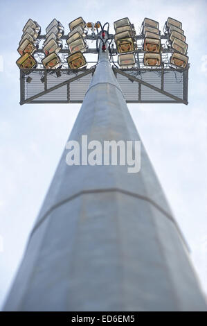 Dettaglio industriali con lampade da stadio faretti sulla luce diurna Foto Stock