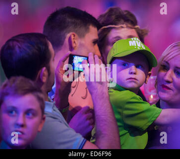 Londra, Regno Unito. 29 dic 2014. William Hill mondo freccette campionato. Giovane Michael van Gerwen dart ventola alla 2015 William Hill mondo freccette campionato. Credito: Azione Sport Plus/Alamy Live News Foto Stock