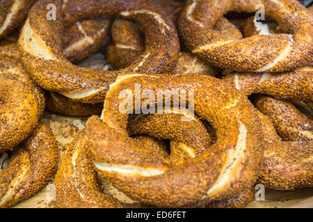 Simits turca in una panetteria etnica in New York Venerdì, Dicembre 26, 2014. Il simit, simile a quella di una New York bagel è tondo con una crosta più dura, ricoperti con semi di sesamo e doughier interno che lo differenziano dalla sua New York la concorrenza. Il simit è popolare come cibo di strada in Turchia. (© Richard B. Levine) Foto Stock