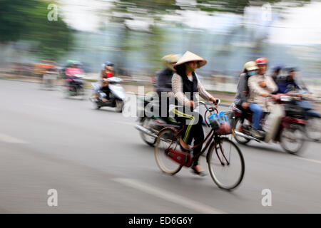 Donna sulla moto e scooter ronzio da Hanoi, Vietnam Foto Stock