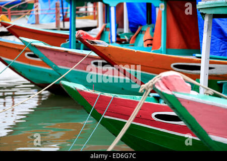 Barche in legno su Thu Bon River, Hoi An, Vietnam Foto Stock