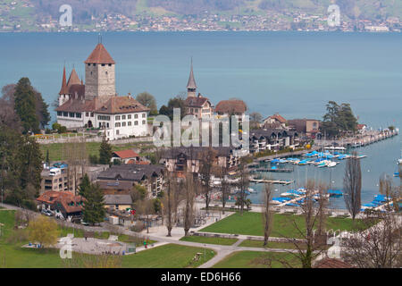 Chiesa di Spiez con il lago di Thun Svizzera vista superiore Foto Stock