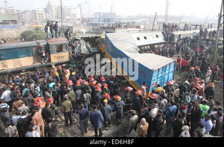 Dacca in Bangladesh. 29 dic 2014. Resuce lavoratori presso la scena dopo almeno sei persone tra cui una donna, sono morti dopo un autocarro entra in collisione con un treno all'Kamalapur Stazione ferroviaria il deposito di container, la polizia dice. Lunedì l'incidente a sinistra un altro 11 feriti. © Monirul Alam/ZUMA filo/Alamy Live News Foto Stock