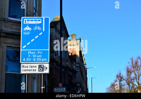 Cartello stradale che mostra corsia degli autobus e veicoli autorizzati.Da Lunedì a Venerdì 7-10 am. 4.30-6.30. Corsia degli autobus telecamere. Whiteladies Road Bristol. Foto Stock